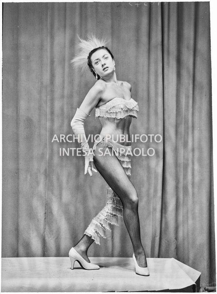 La ballerina e attrice Enza Soldi in posa per la rivista Oggi<br>196343