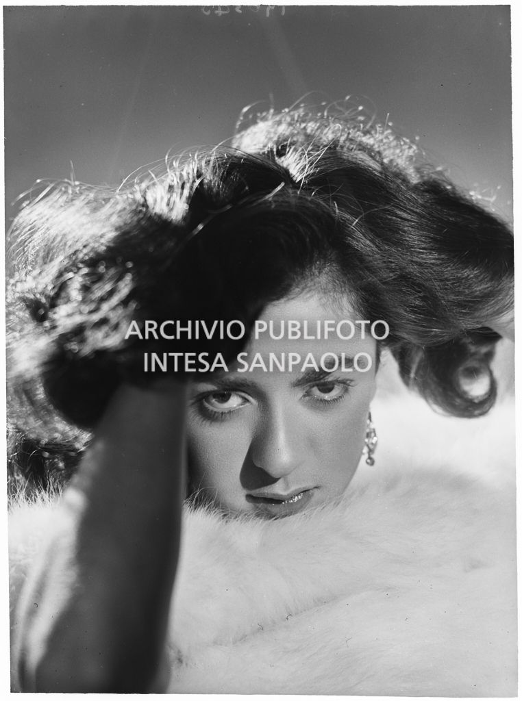 Ritratto della ballerina e attrice Enza Soldi per la rivista Oggi<br>196345