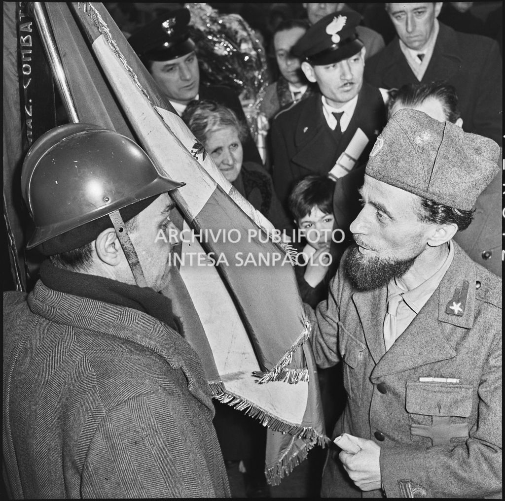 Padre Brevi parla con un uomo al rientro in patria dalla prigionia in Unione Sovietica<br>196349