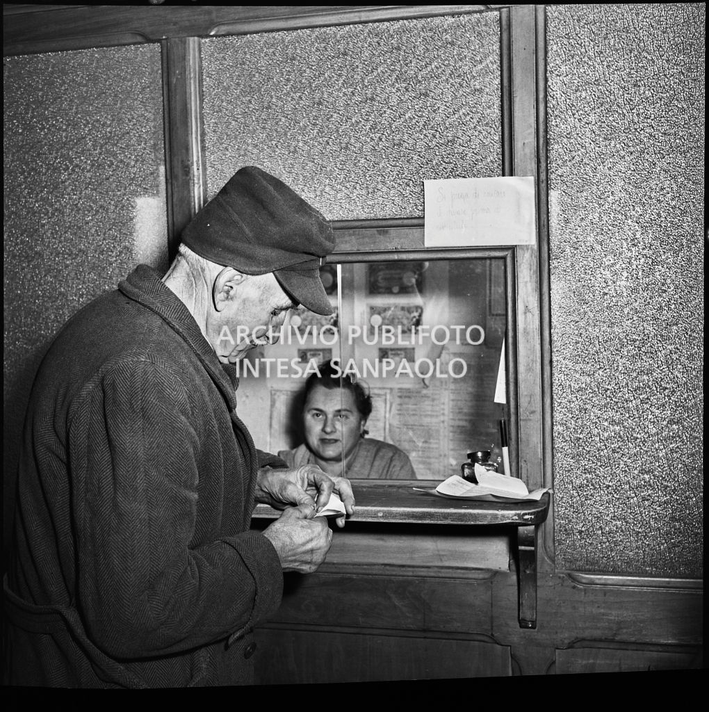 Un uomo presso una biglietteria<br>196350