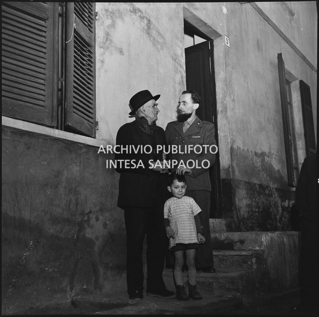 Padre Brevi incontra alcuni parenti al rientro dalla prigionia in Unione Sovietica<br>196351