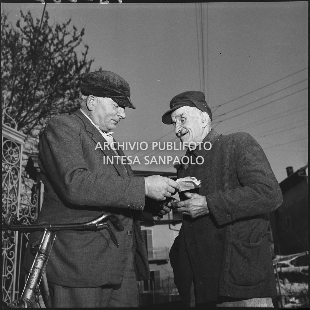 Due uomini di fronte ad un cancello<br>196353