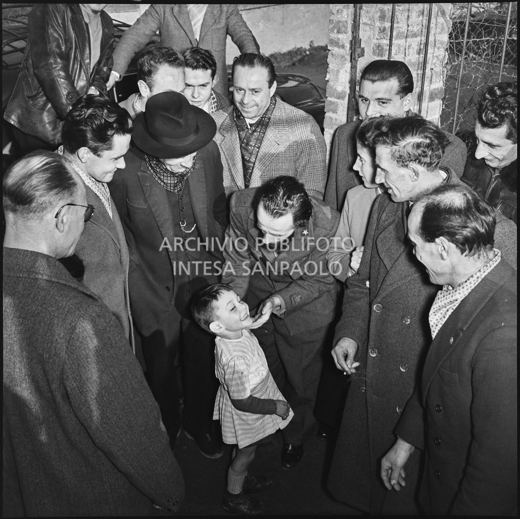 Padre Brevi di rientro in patria dopo la prigionia in Unione Sovietica circondato dalla folla accorsa per dargli il benvenuto<br>196356