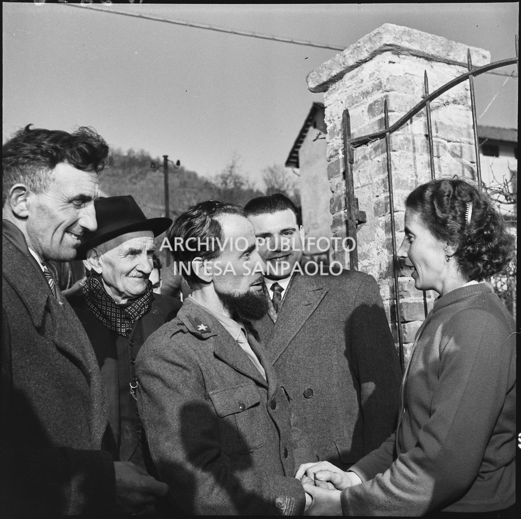 Padre Brevi di rientro in patria dopo la prigionia in Unione Sovietica circondato dalla folla accorsa per dargli il benvenuto<br>196360