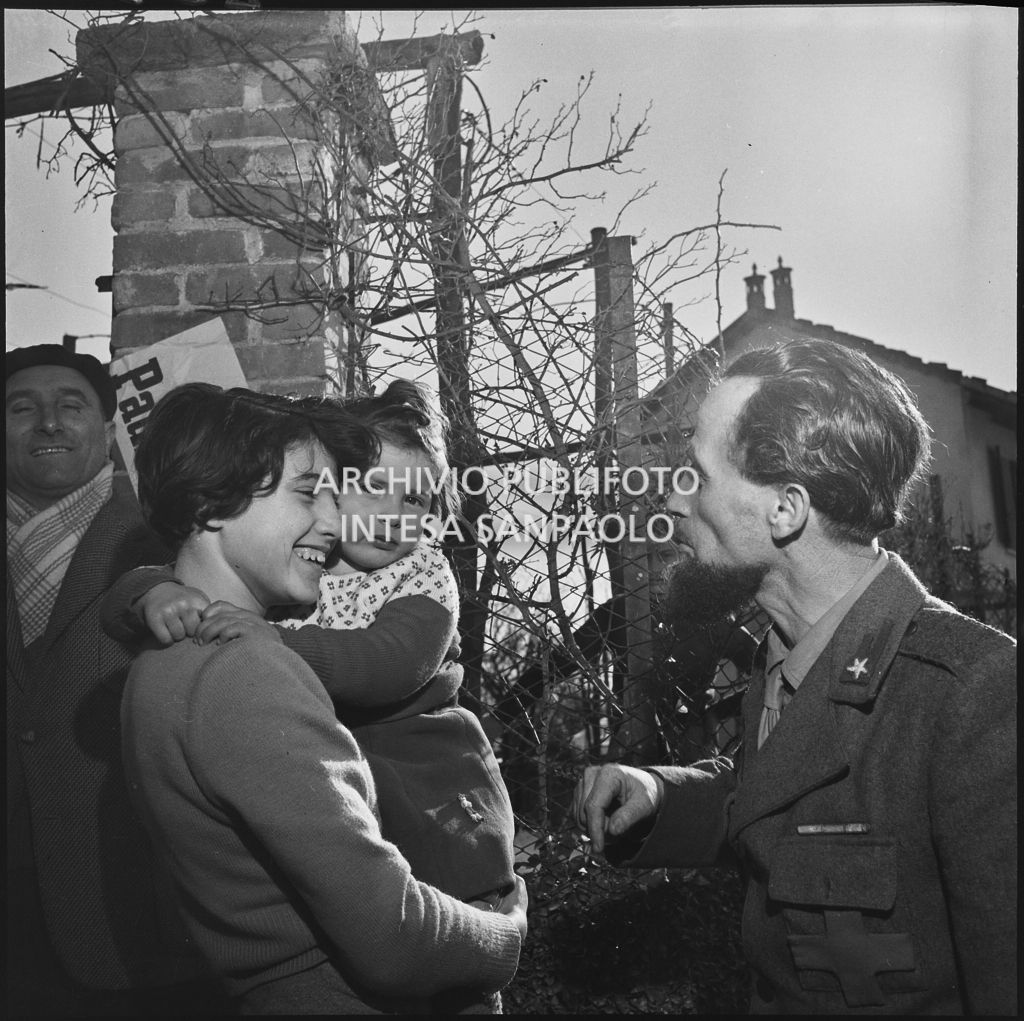 Padre Brevi di rientro in patria dopo la prigionia in Unione Sovietica saluta una ragazza ed una bambina<br>196361