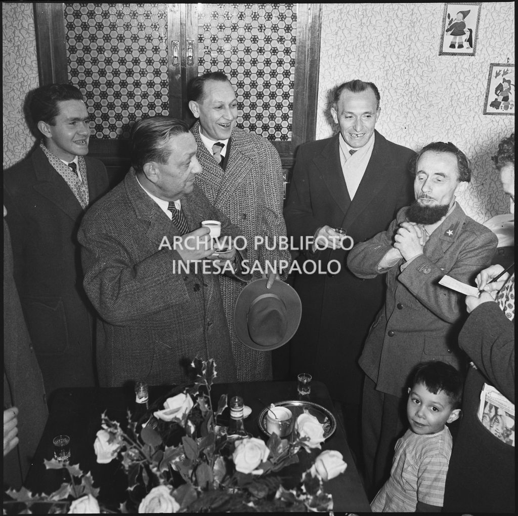 Padre Brevi durante una festa di bentornato in patria dopo la prigionia in Unione Sovietica<br>196363