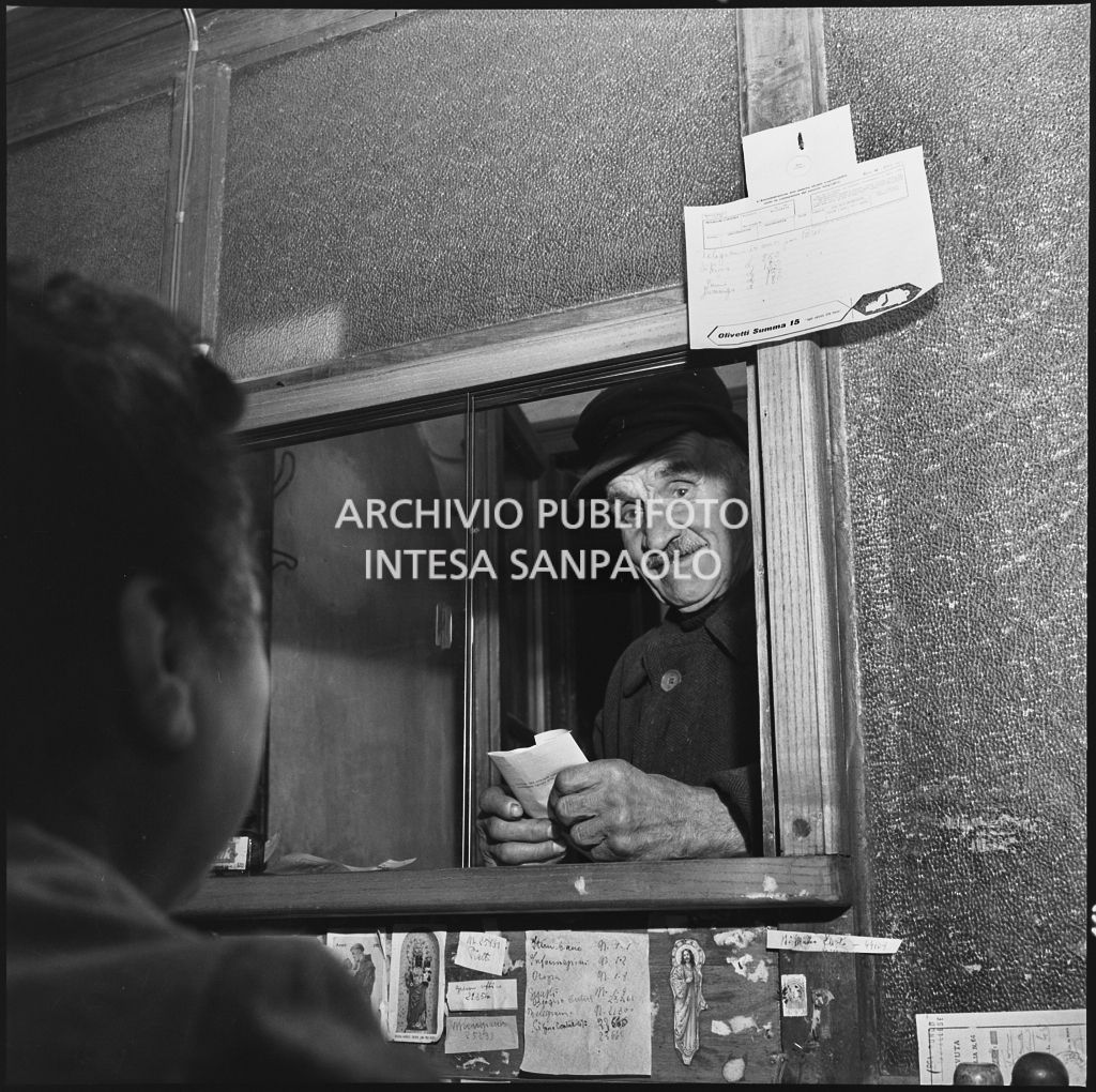 Uomo presso una biglietteria<br>196365