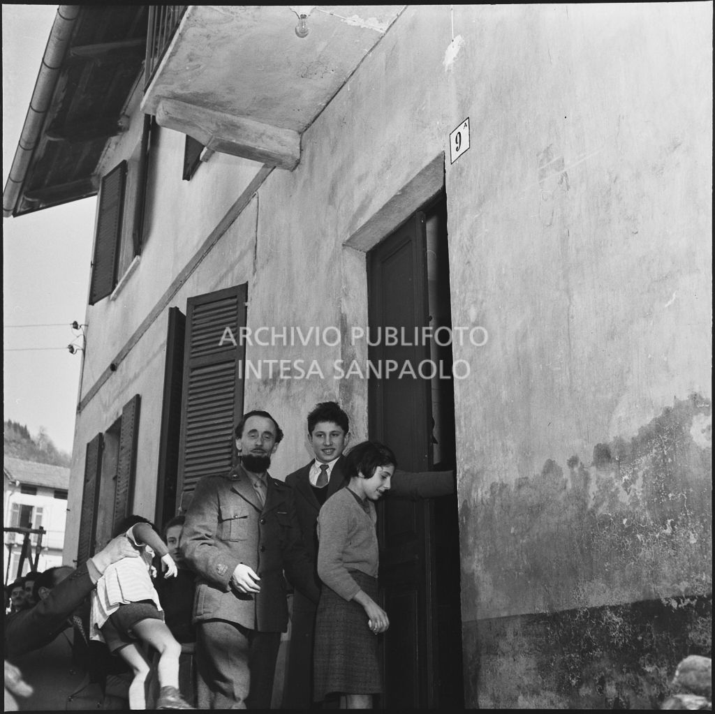 Ritorno a casa di padre Brevi dopo la prigionia in Unione Sovietica<br>196369