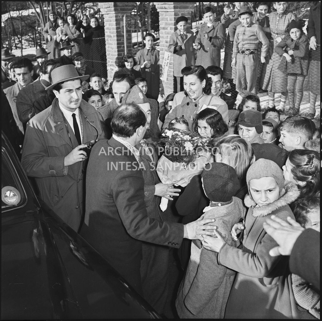 Padre Brevi di rientro in patria dopo la prigionia in Unione Sovietica, circondato dalla folla accorsa per dargli il benvenuto<br>196370