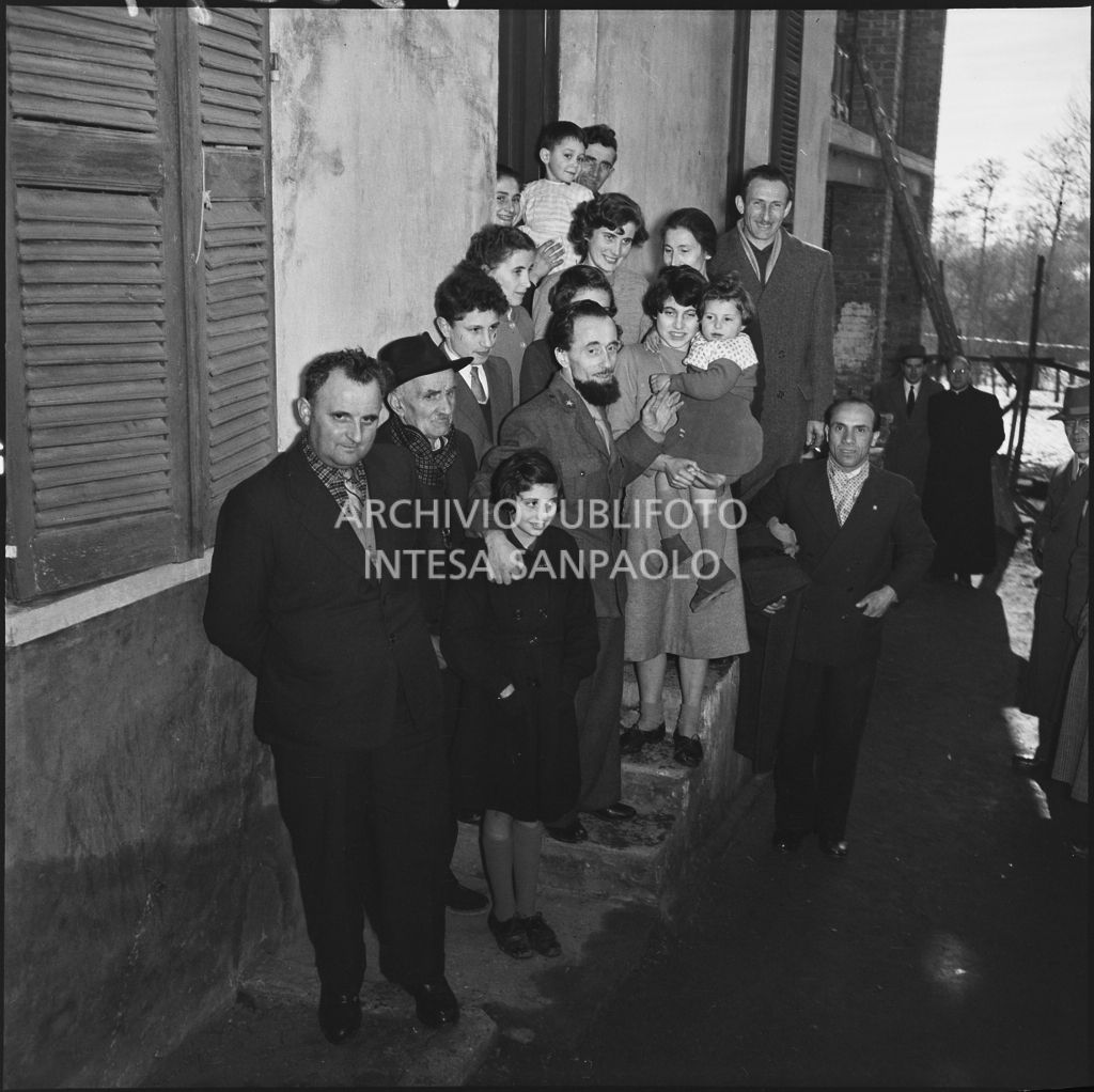 Padre Brevi di rientro in patria dopo la prigionia in Unione Sovietica circondato dalla famiglia<br>196371