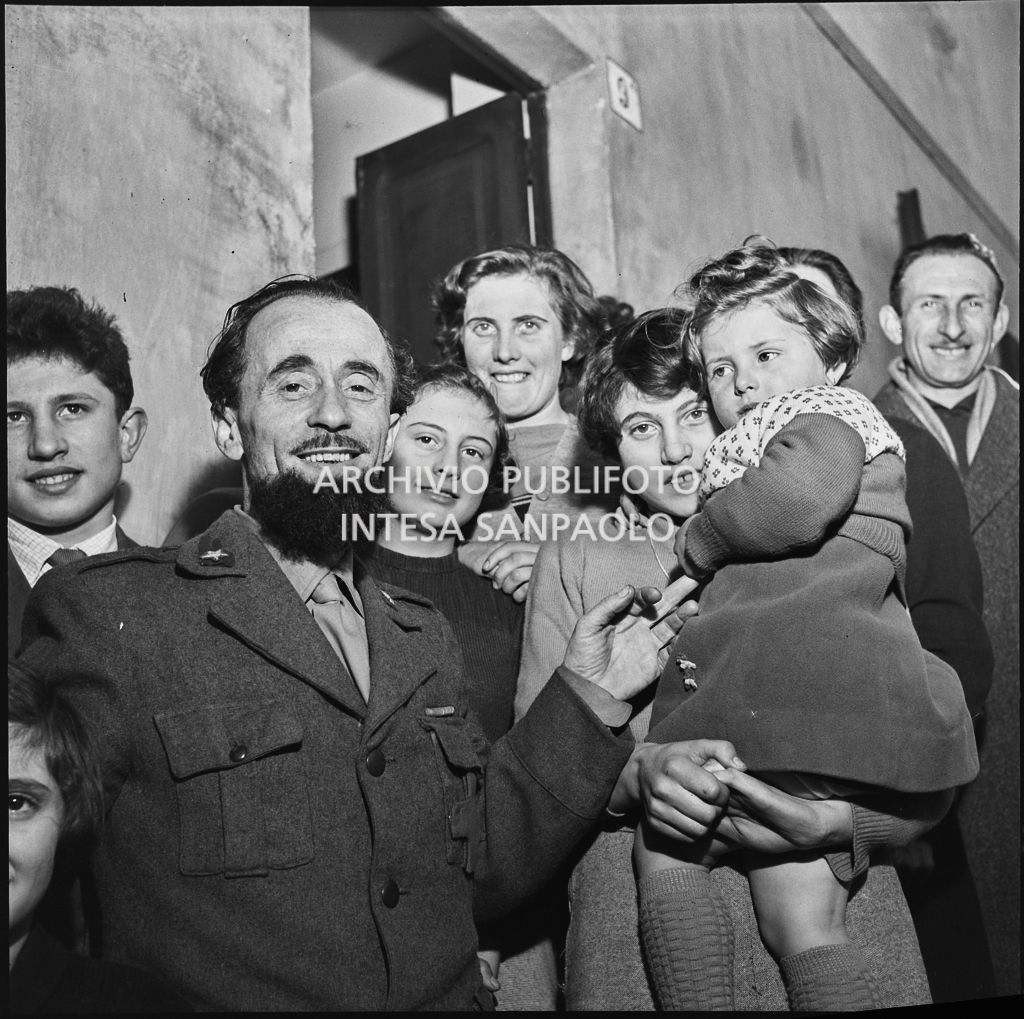 Padre Brevi di rientro in patria dopo la prigionia in Unione Sovietica circondato dalla famiglia<br>196374