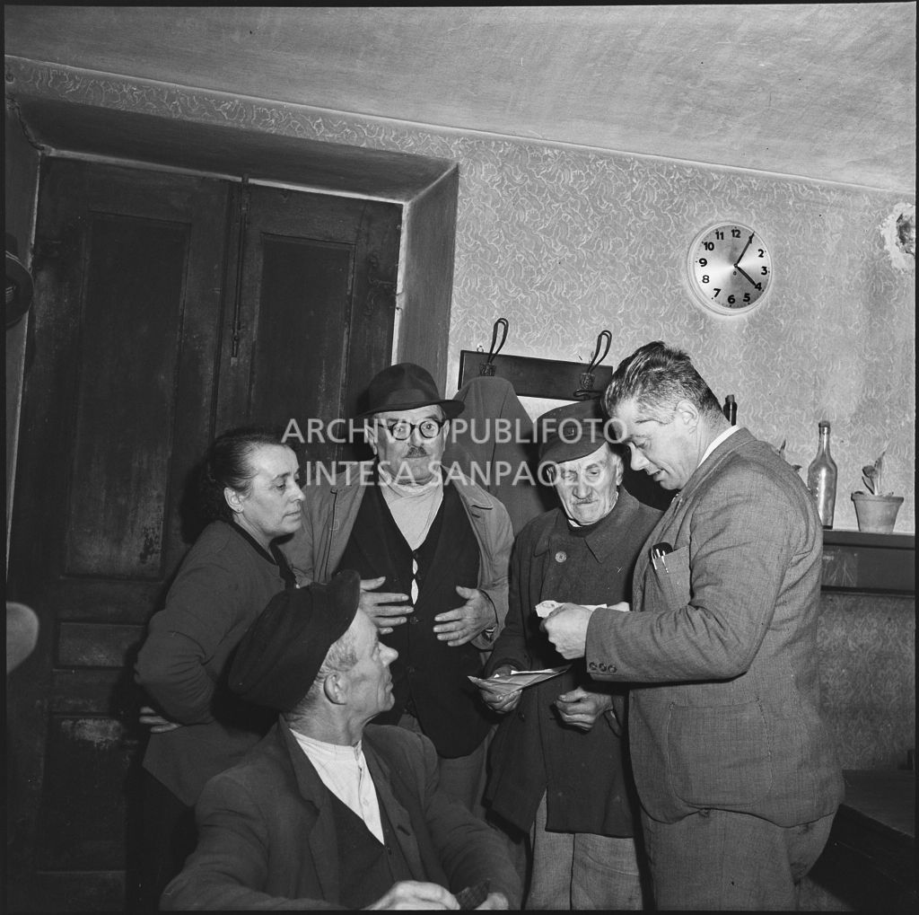 Alcune persone confrontano dei fogli di carta<br>196375