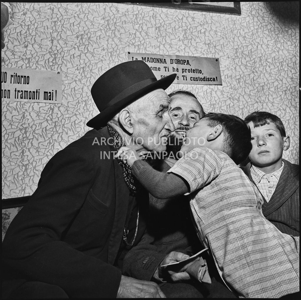 Padre Brevi di rientro in patria dopo la prigionia in Unione Sovietica con alcuni familiari<br>196376