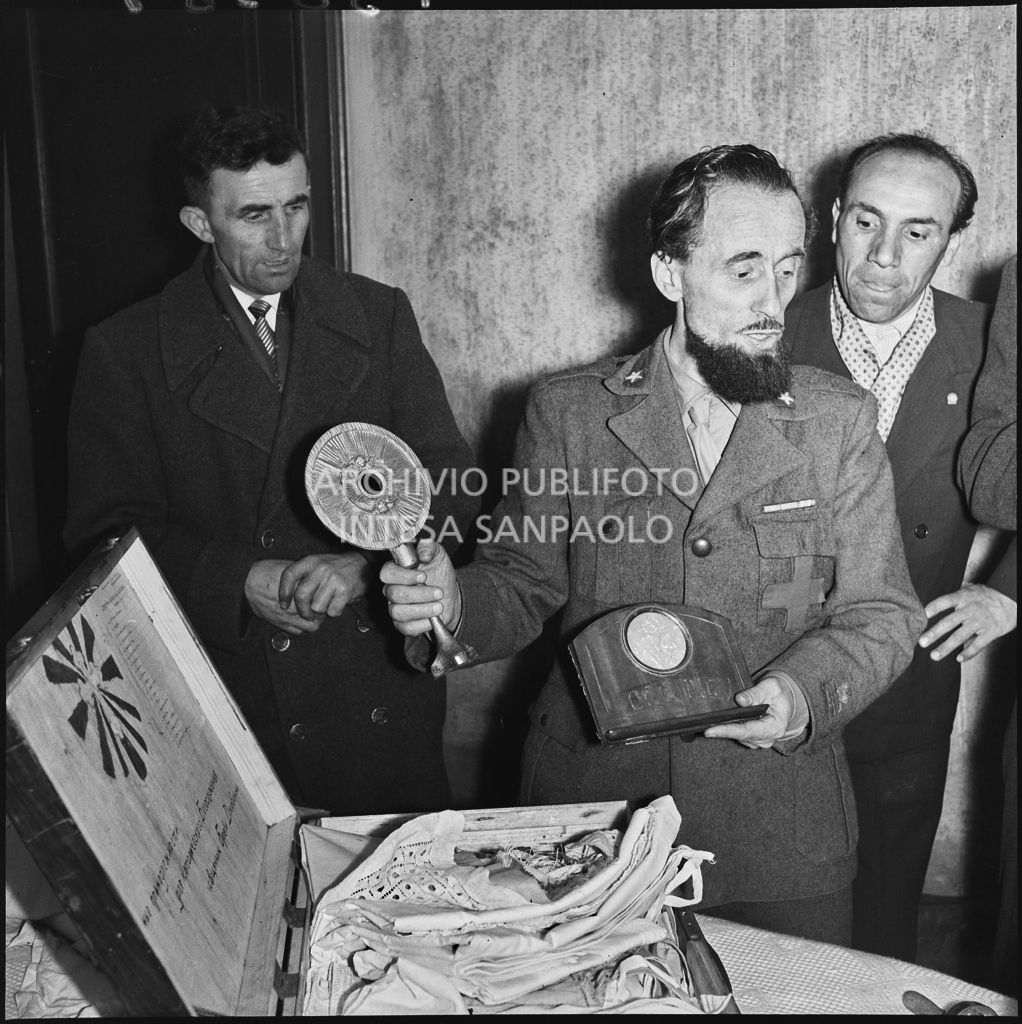 Padre Brevi mostra alcuni oggetti religiosi<br>196385