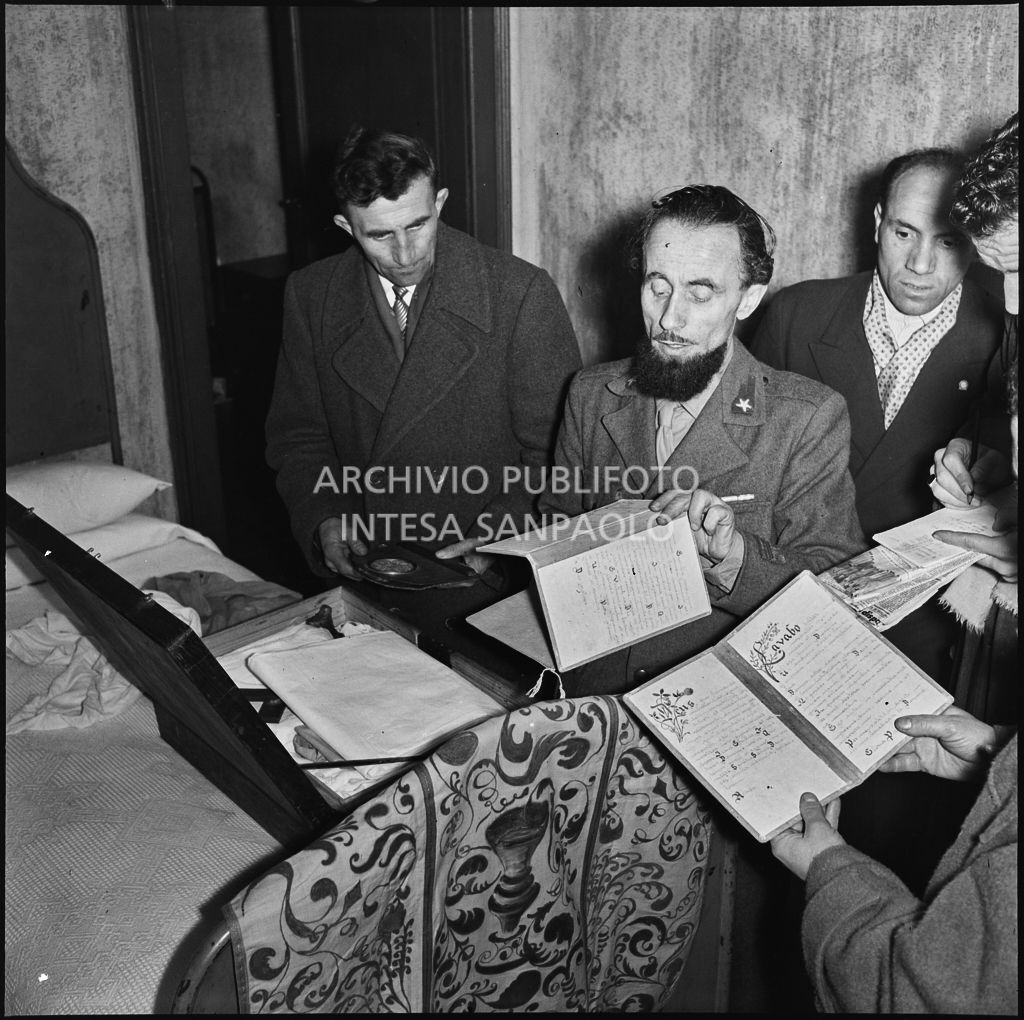 Padre Brevi mostra alcuni oggetti religiosi<br>196387