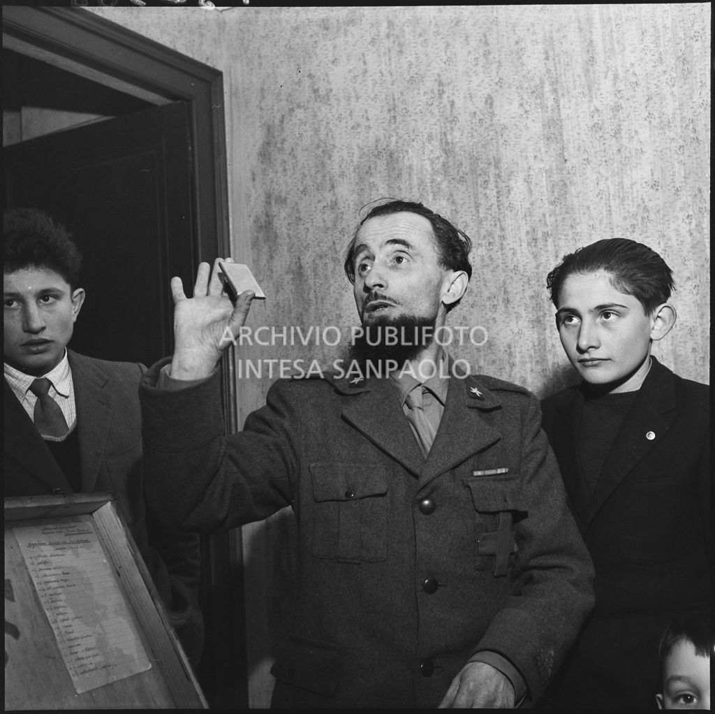 Padre Brevi mostra un oggetto religioso<br>196388