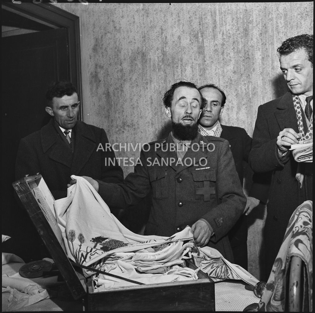 Padre Brevi, circondato da giornalisti, mostra alcuni oggetti religiosi<br>196389