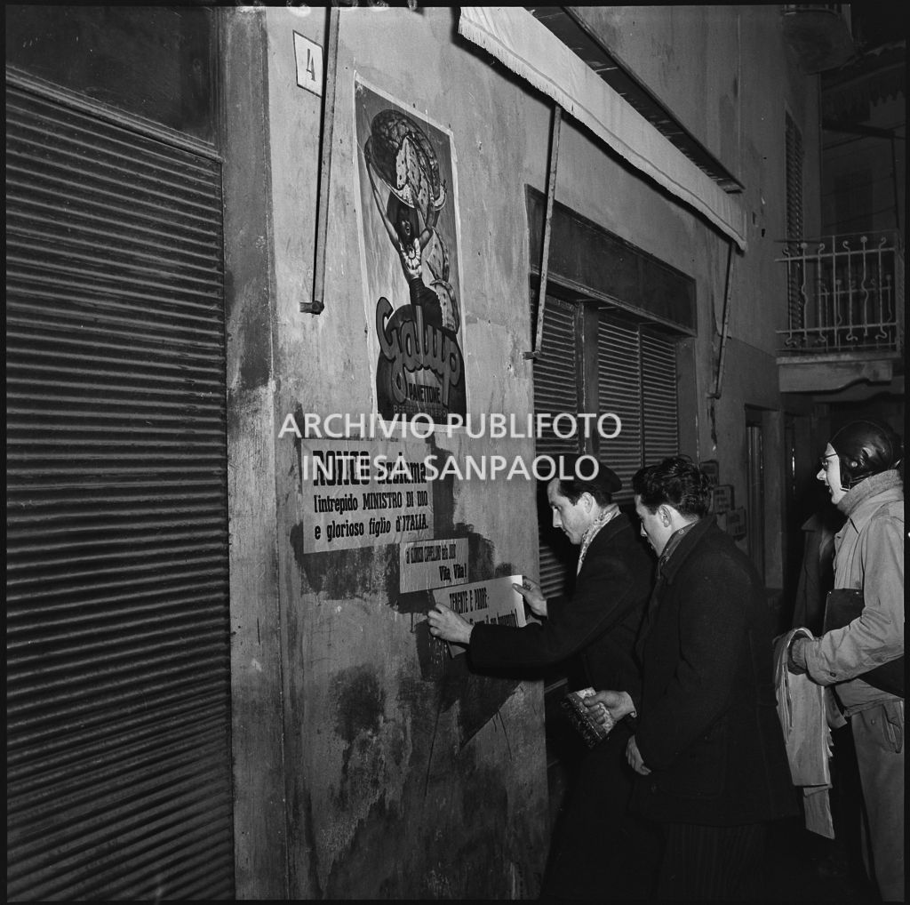 Ragazzi attaccano dei manifesti su un'abitazione di Ronco per il rientro in patria dei prigionieri italiani dall'unione Sovietica<br>196390