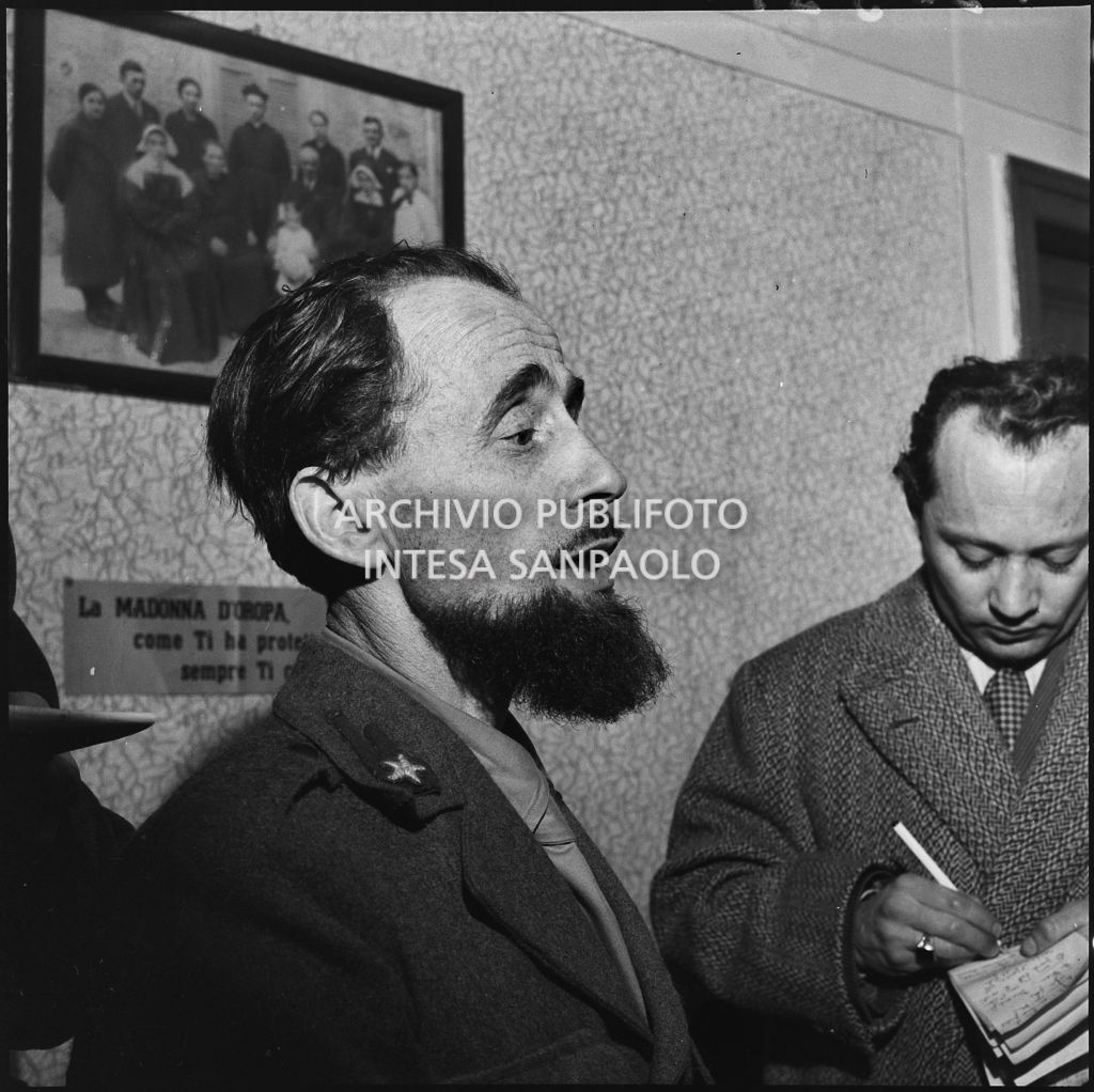 Padre Brevi risponde alle domande dei giornalisti al rientro in patria dopo la prigionia in Unione Sovietica<br>196391