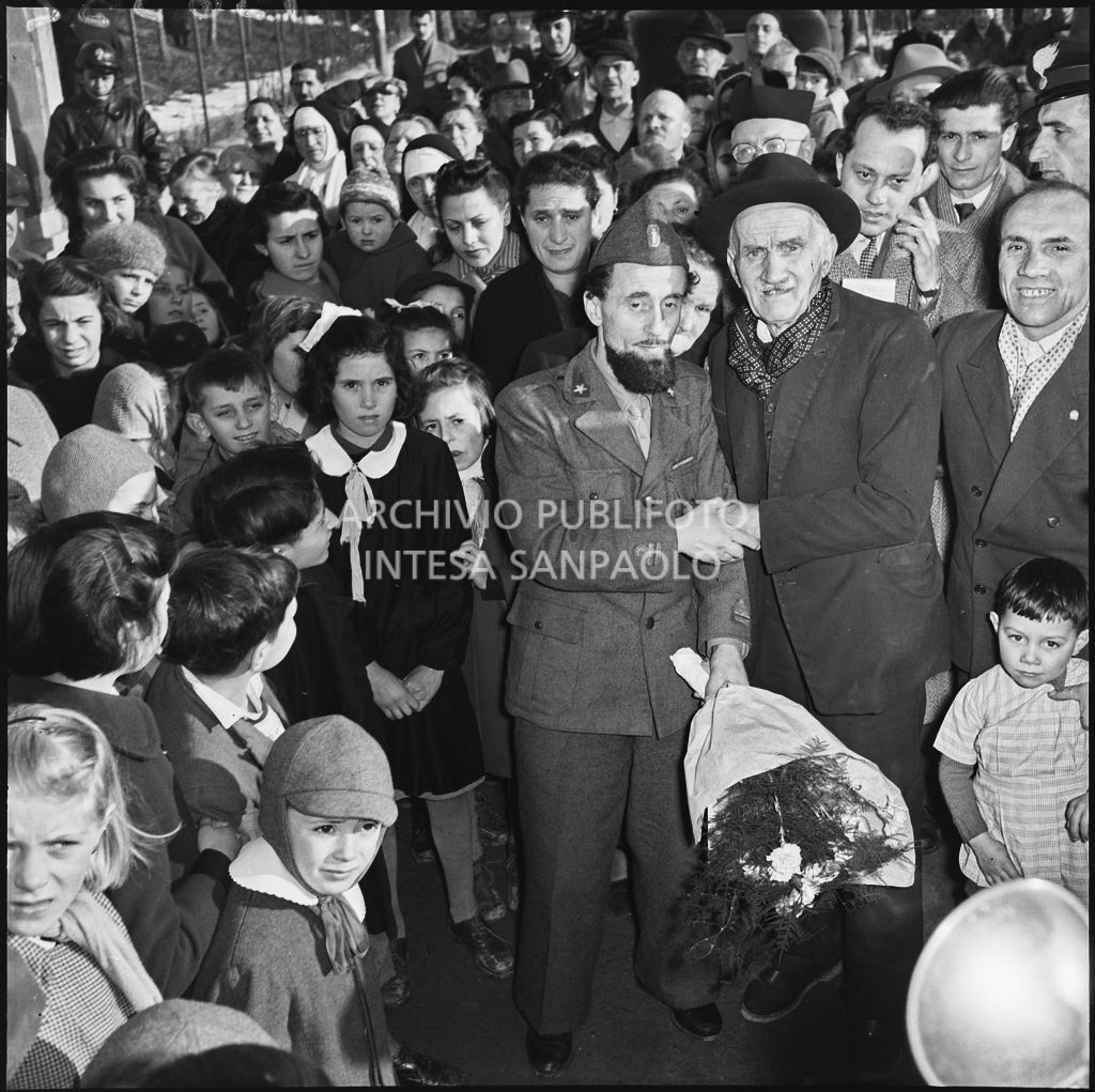 Padre Brevi di rientro in patria dopo la prigionia in Unione Sovietica circondato dalla folla accorsa per dargli il benvenuto<br>196392