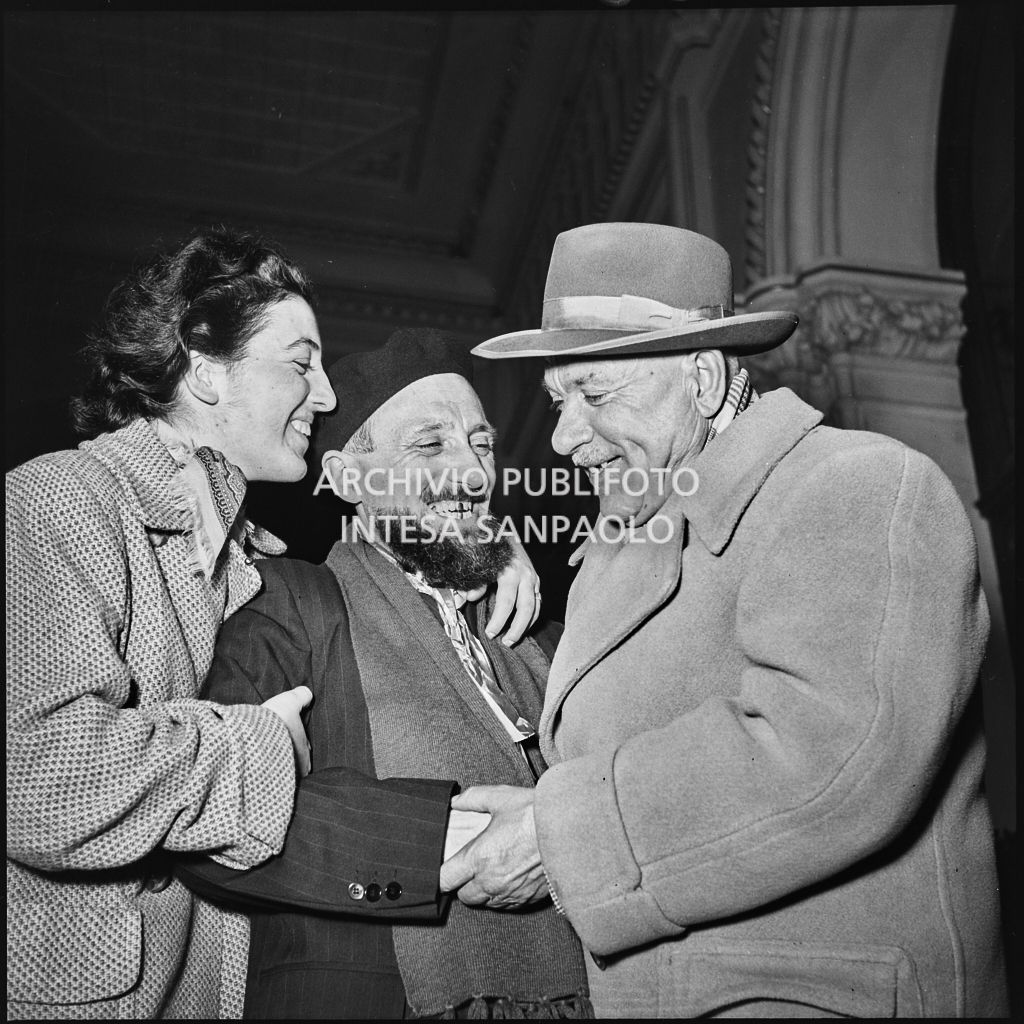 Ex prigioniero italiano accolto da due persone al rientro in patria dall'Unione Sovietica<br>196396