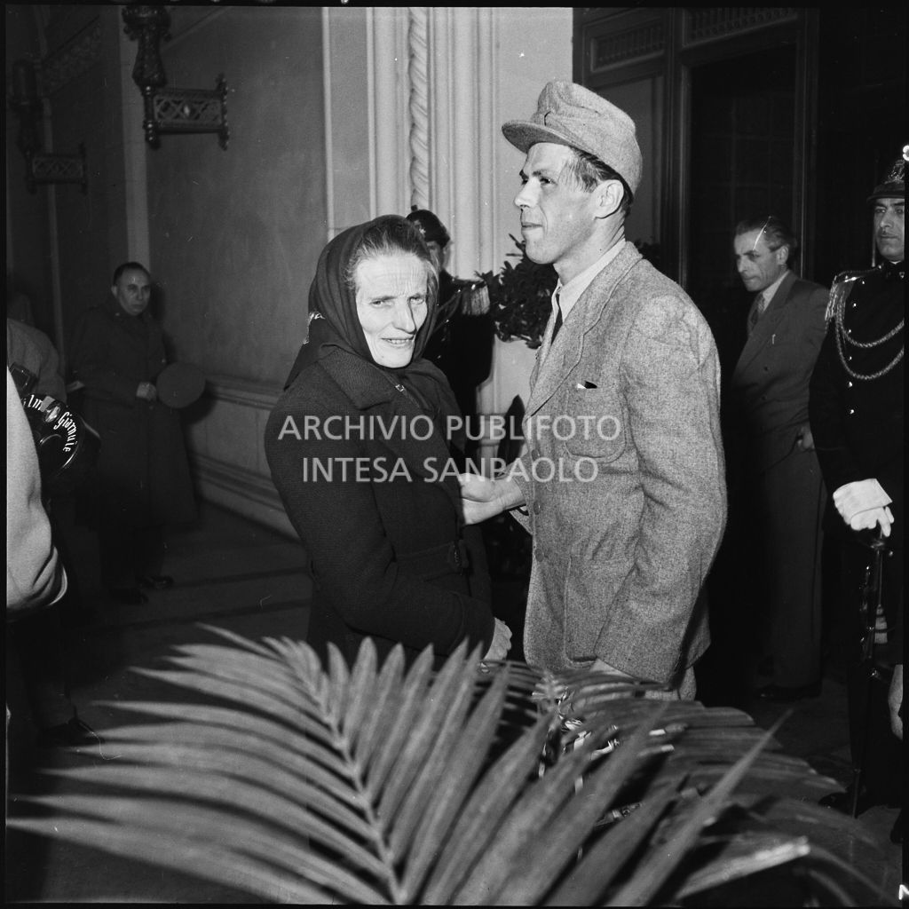 Ex prigioniero italiano accolto al rientro in patria da una donna<br>196398