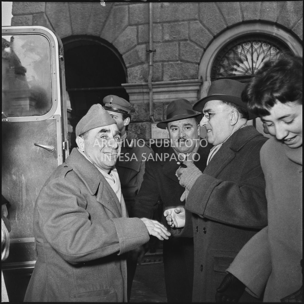 Ex prigioniero italiano scende dall'autobus<br>196400