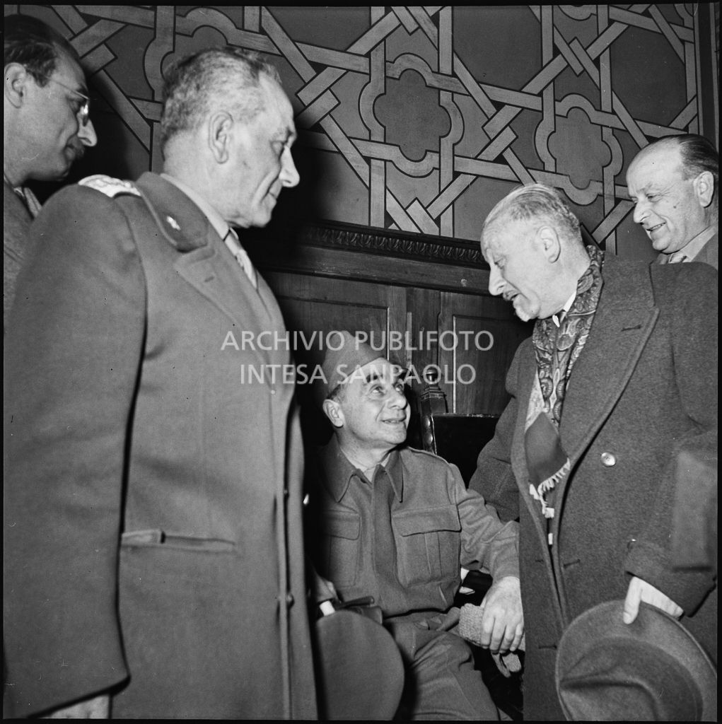 Ex prigioniero italiano circondato da alcune persone al rientro in patria<br>196402