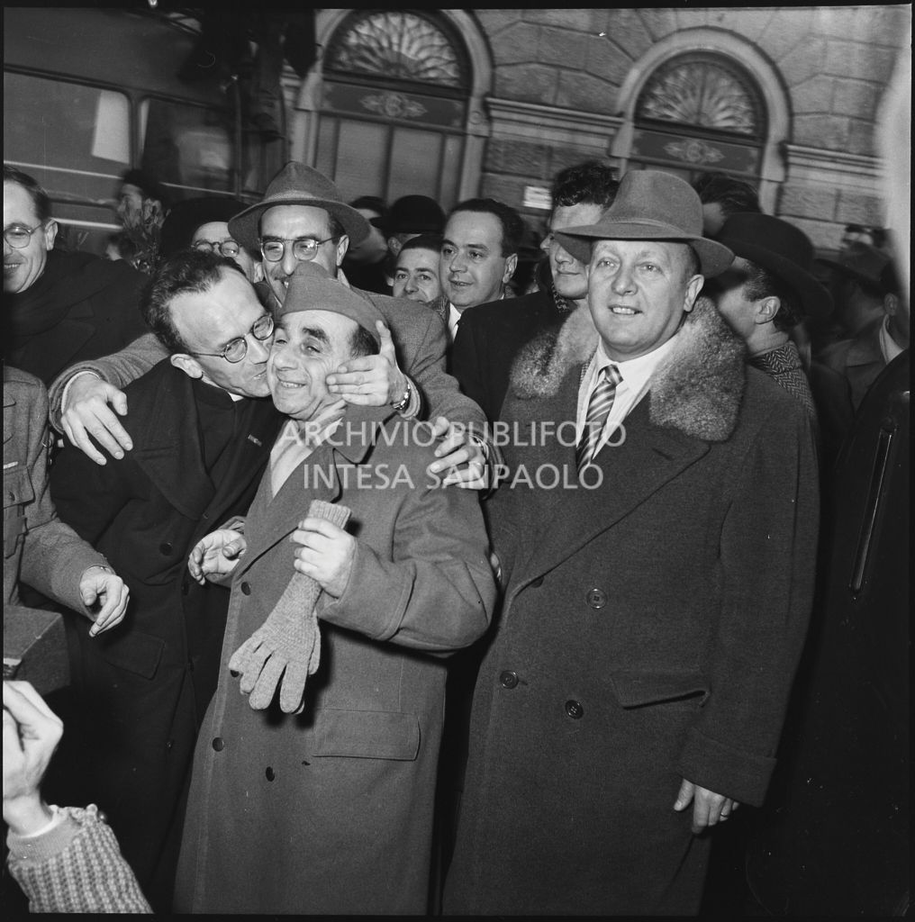 Ex prigioniero italiano accolto festosamente al rientro in patria<br>196404