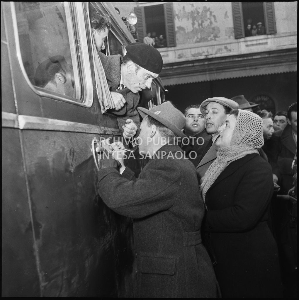 Francesco Guglielmoni, ex prigioniero italiano, si sporge dall'autobus per salutare alcune persone<br>196405