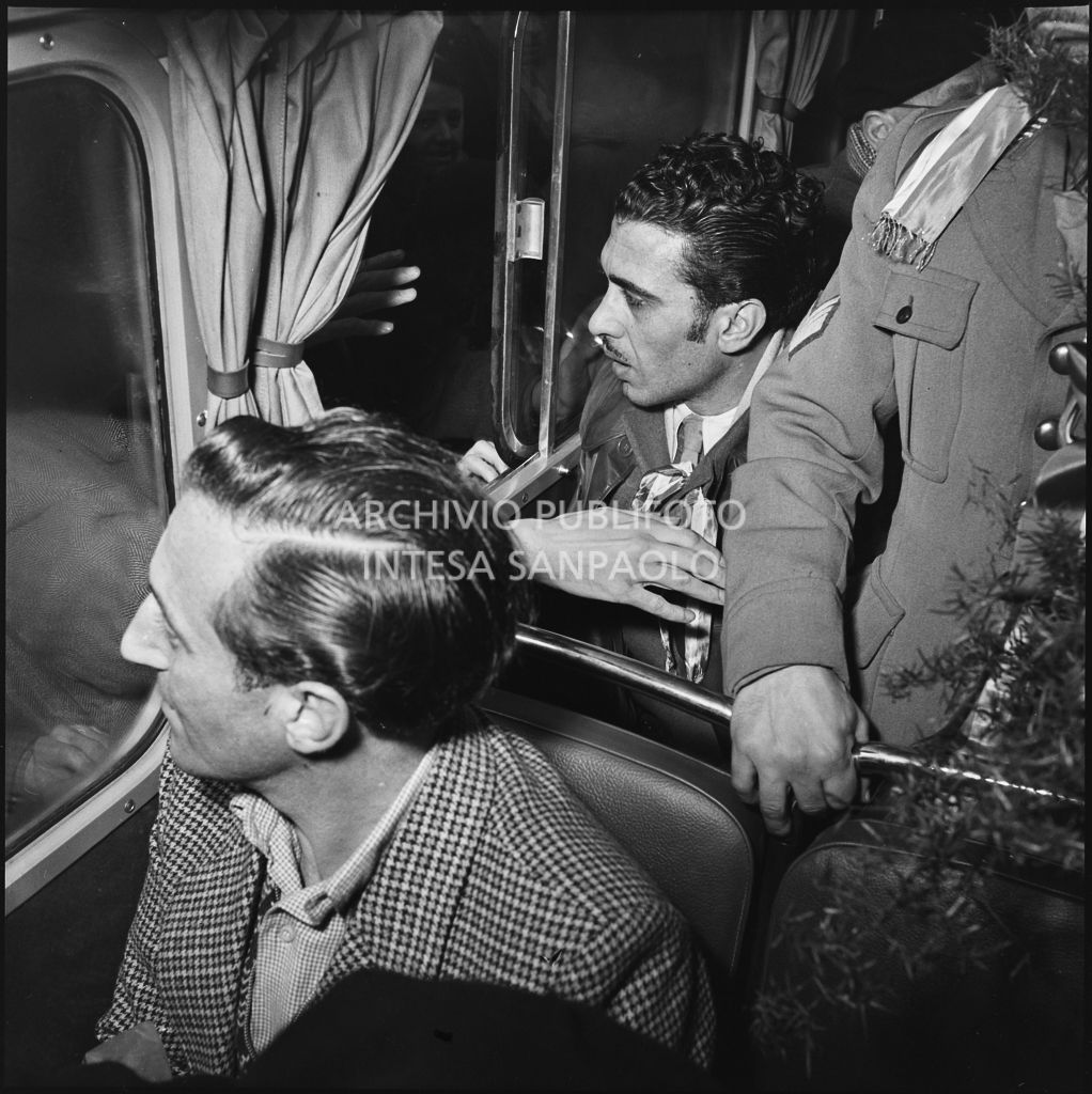 Ex prigionieri italiani su un autobus<br>196407