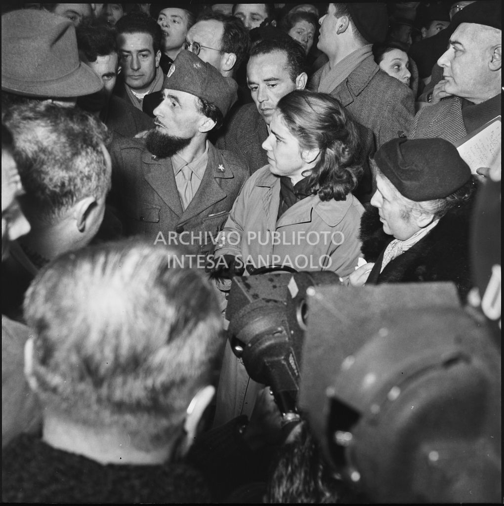 Festeggiamenti per il rientro in patria di padre Brevi dopo la prigionia in Unione Sovietica, ripresi da fotografi e cineoperatori<br>196409
