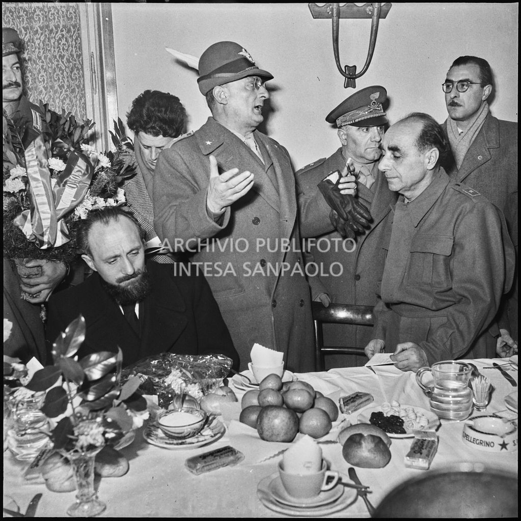 Prima colazione in patria di alcuni ex prigionieri italiani al rientro dall'Unione Sovietica<br>196413
