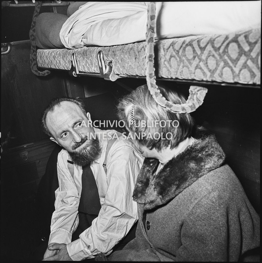 Ex prigioniero italiano con una donna a bordo di un vagone notte di un treno<br>196414
