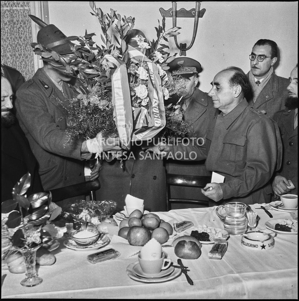 Un ex prigioniero italiano riceve un mazzo di fiori durante la prima colazione in patria dopo la prigionia in Unione Sovietica<br>196415