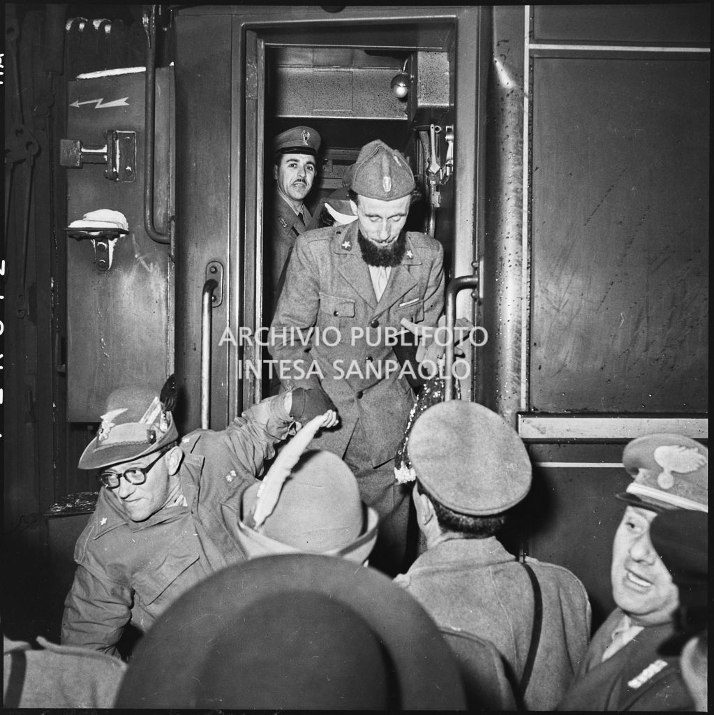 Padre Brevi di rientro in patria dopo la prigionia in Unione Sovietica scende dal treno accolto dalla folla<br>196416