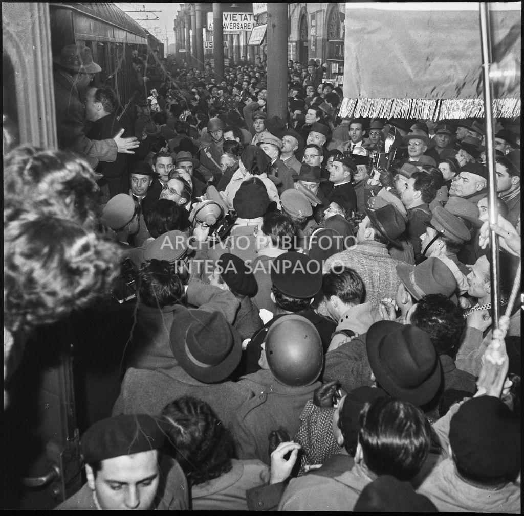 Banchina di una stazione ferroviaria gremita di gente per il ritorno in patria dall'unione Sovietica di alcuni ex prigionieri italiani<br>196417