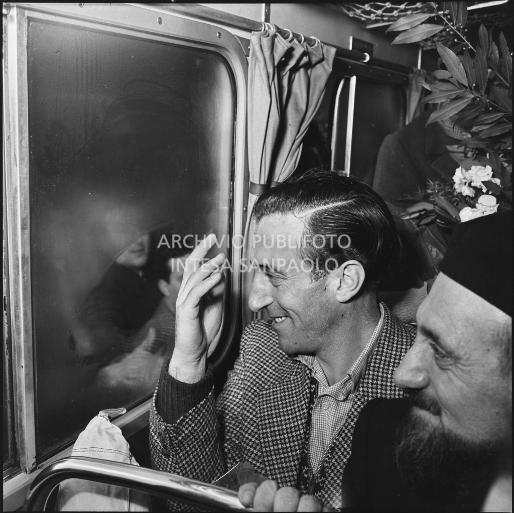 Ex prigionieri italiani su un autobus accolti dalla folla<br>196418