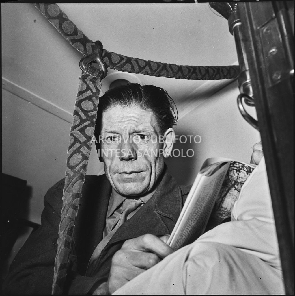 Ex prigioniero italiano nella cuccetta di un treno di rientro in patria dall'Unione Sovietica<br>196420