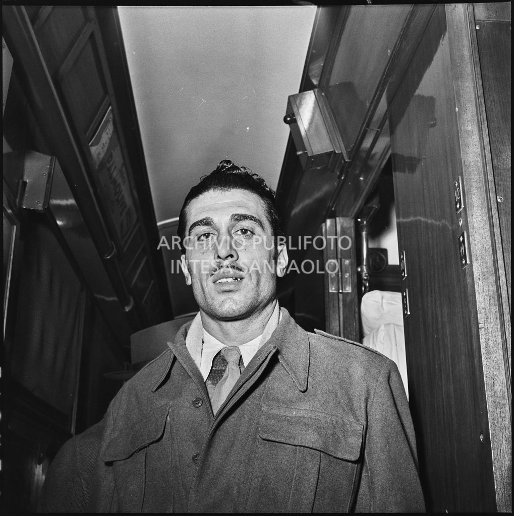 Ex prigioniero italiano a bordo di un treno di rientro in patria dall'Unione Sovietica<br>196423