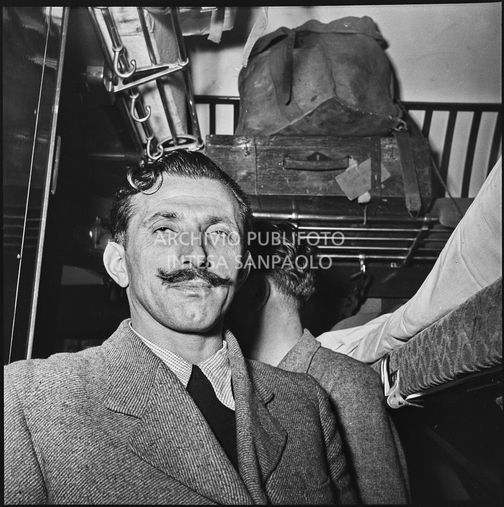 Ex prigioniero italiano a bordo di un treno di rientro in patria dall'Unione Sovietica<br>196424