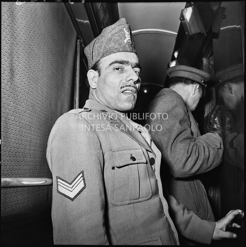 Ex prigioniero italiano a bordo di un treno di rientro in patria dall'Unione Sovietica<br>196426