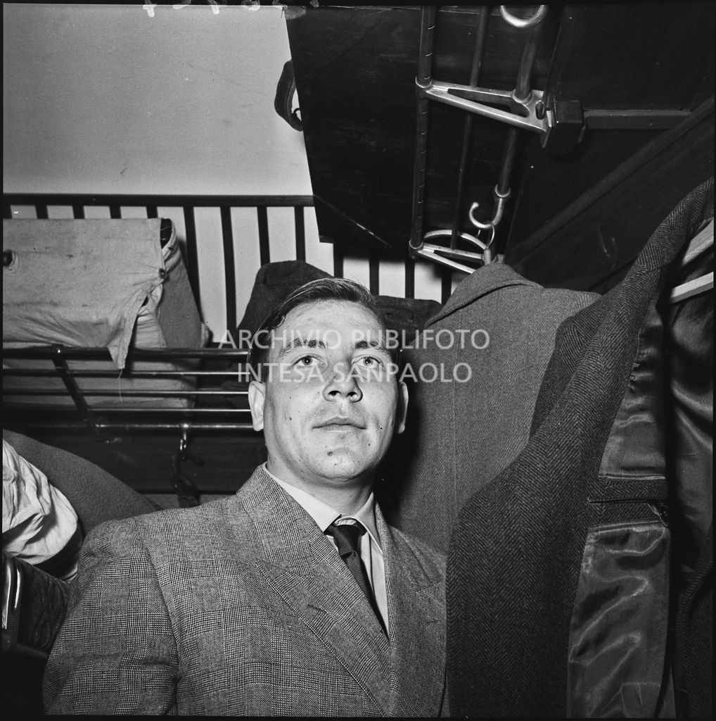 Ex prigioniero italiano a bordo di un treno di rientro in patria dall'Unione Sovietica<br>196427