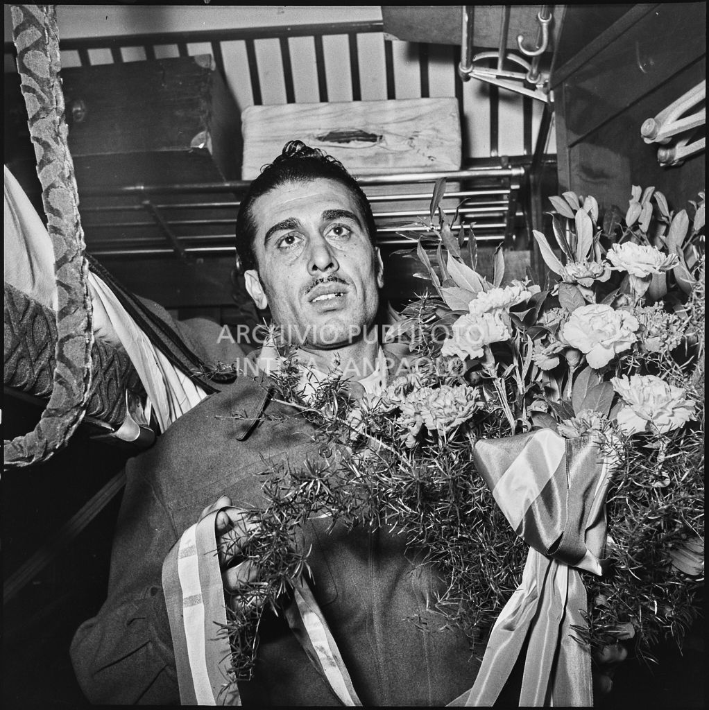 Ex prigioniero italiano a bordo di un treno di rientro in patria dall'Unione Sovietica<br>196428