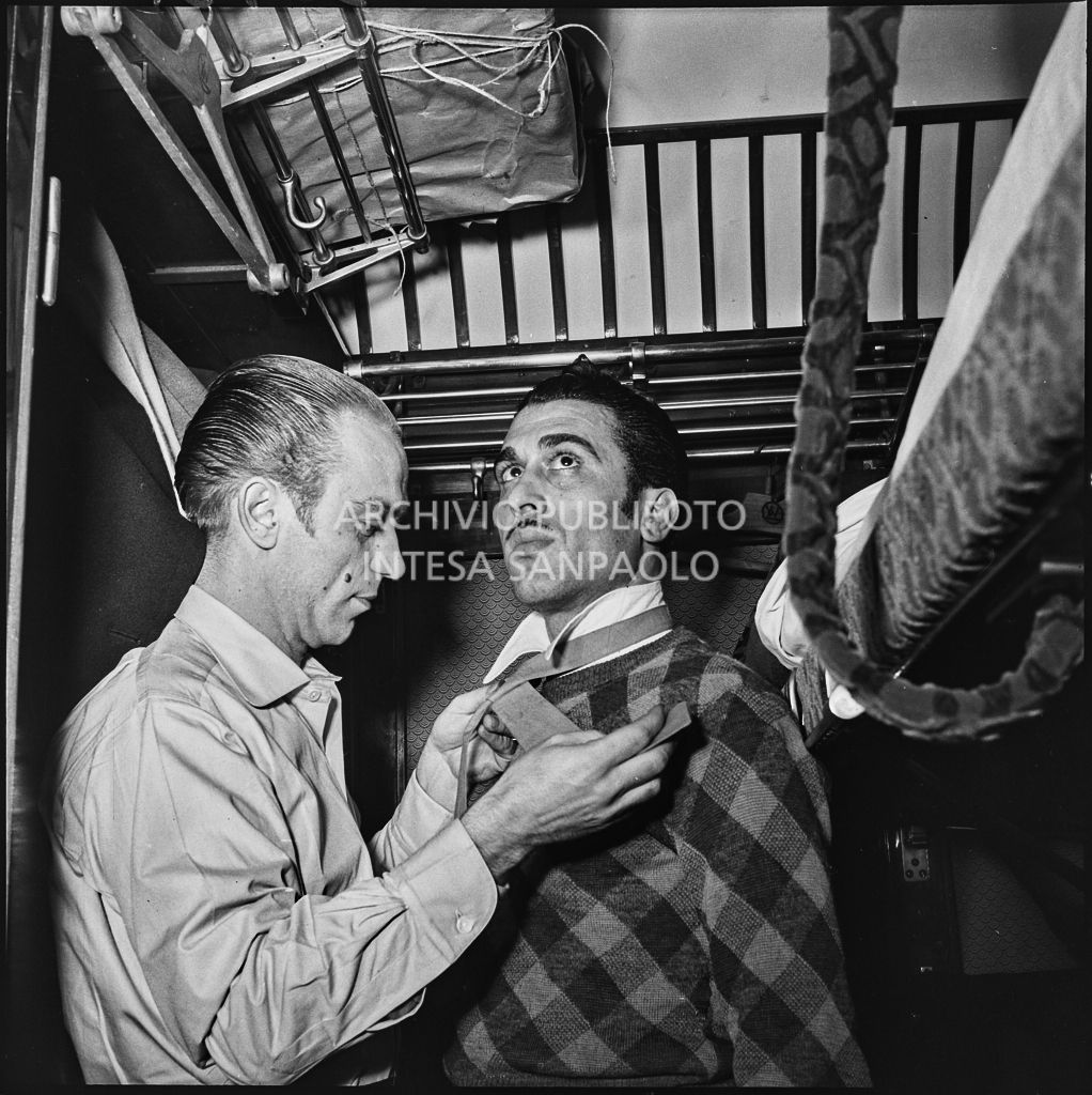 Francesco Guglielmoni sistema la cravatta ad un altro ex prigioniero italiano a bordo di un treno di rientro dall'Unione Sovietica<br>196431