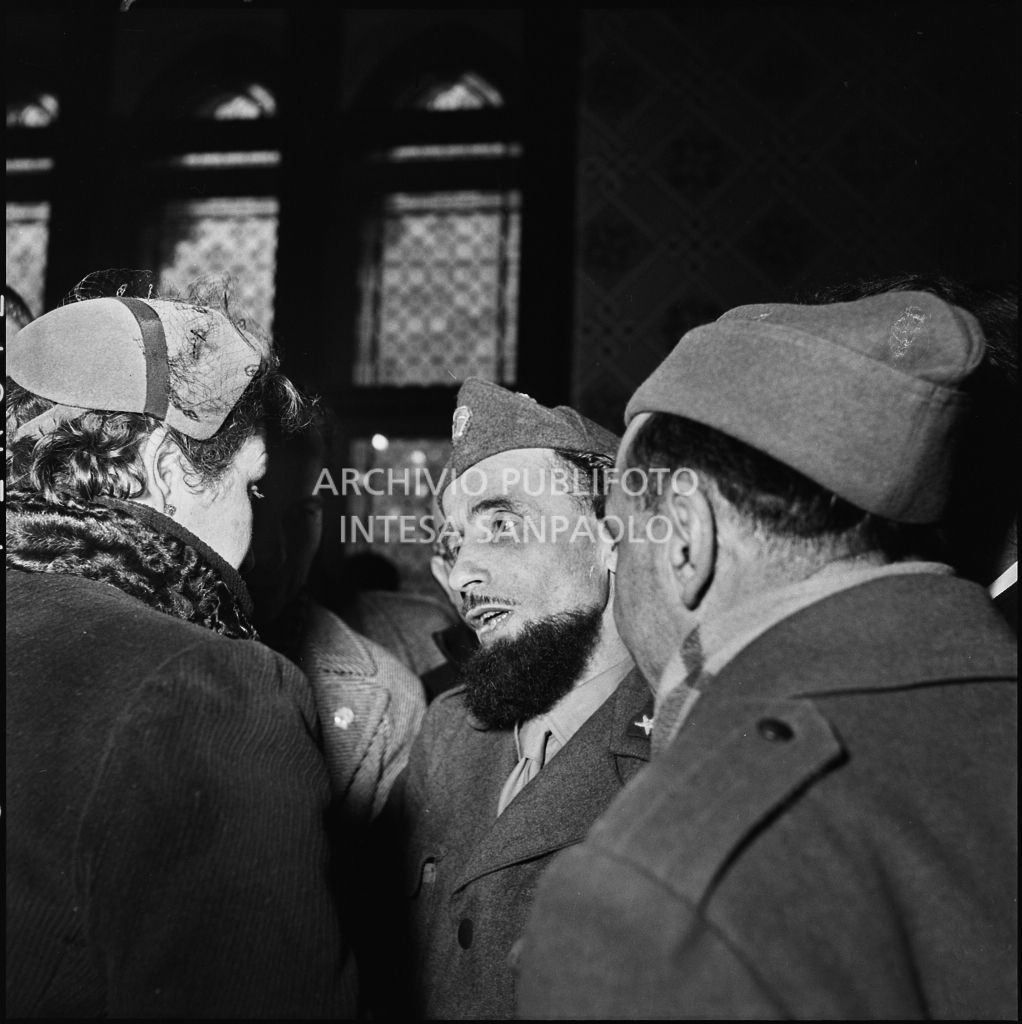 Padre Brevi di rientro in patria dopo la prigionia in Unione Sovietica discute con una donna<br>196432