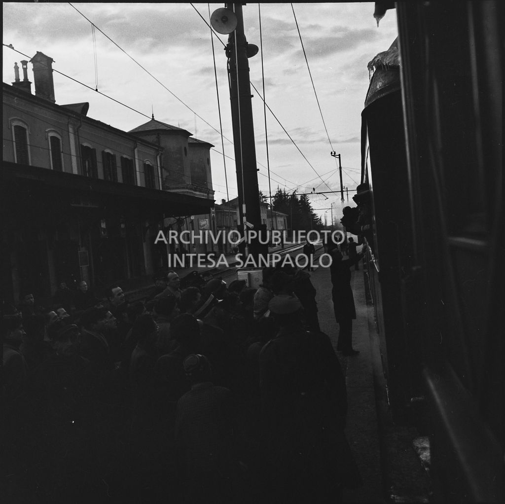 Banchina di una stazione ferroviaria gremita di gente per il ritorno in patria di alcuni ex prigionieri italiani<br>196434