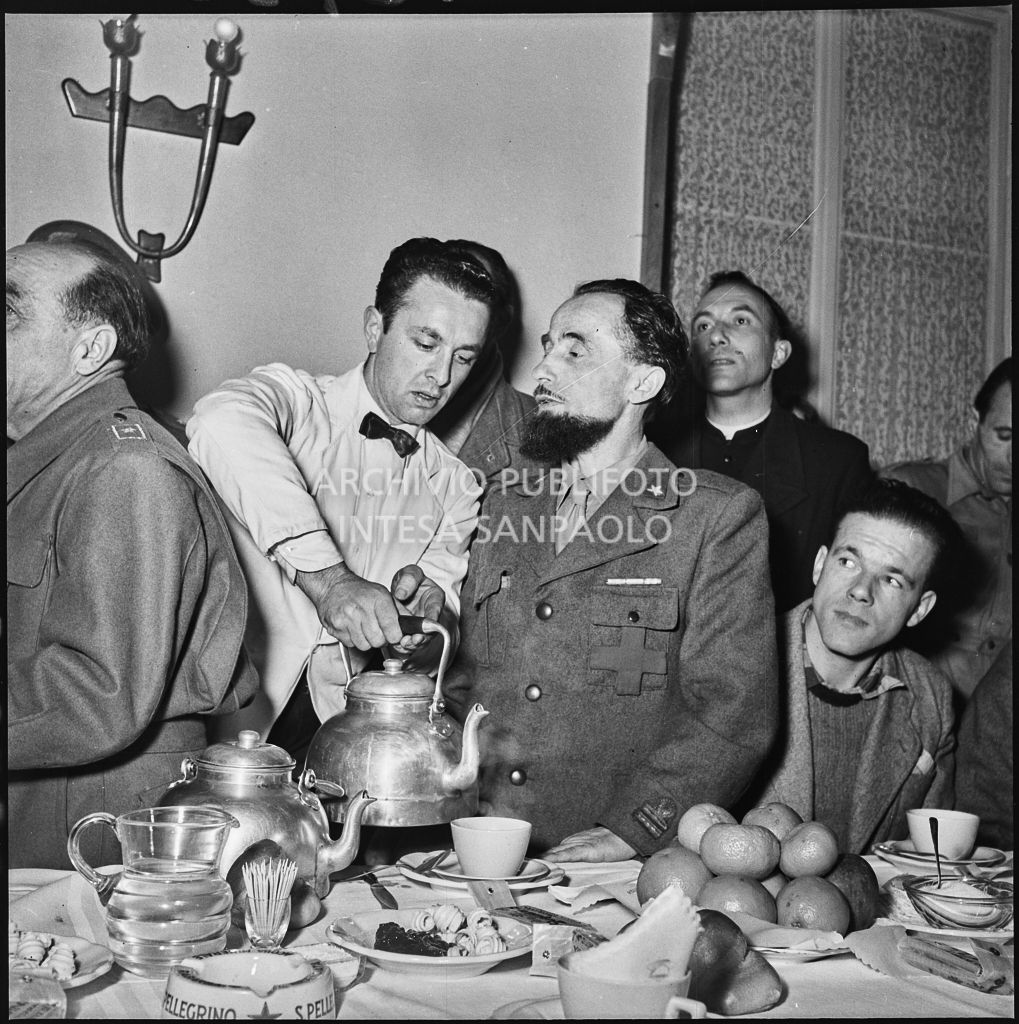 Prima colazione in patria di padre Brevi ed altri ex prigionieri italiani di ritorno dall'Unione Sovietica<br>196435