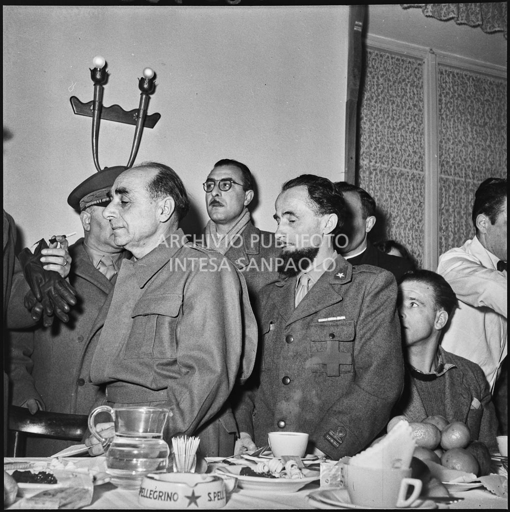 Prima colazione in patria di padre Brevi ed altri ex prigionieri italiani di ritorno dall'Unione Sovietica<br>196436