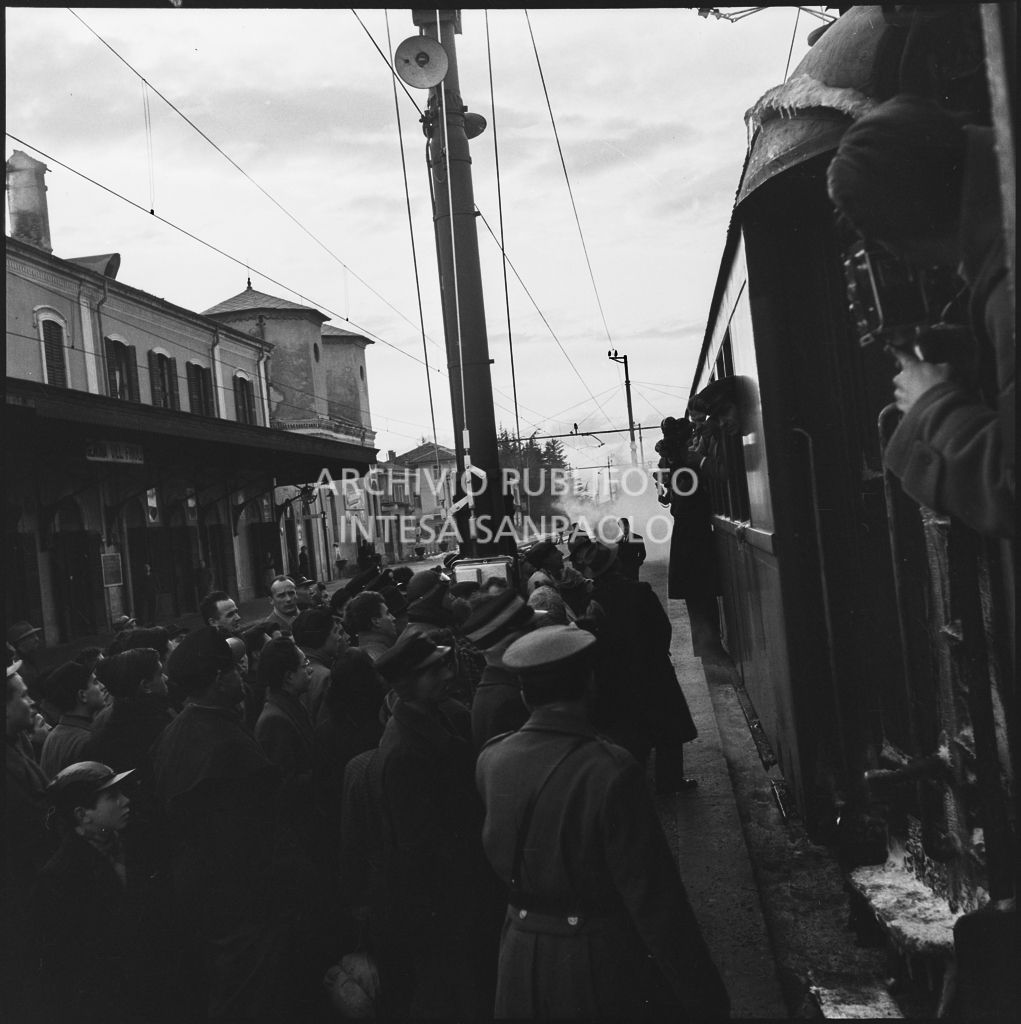 Banchina di una stazione ferroviaria gremita di gente per il ritorno in patria di alcuni ex prigionieri italiani<br>196438